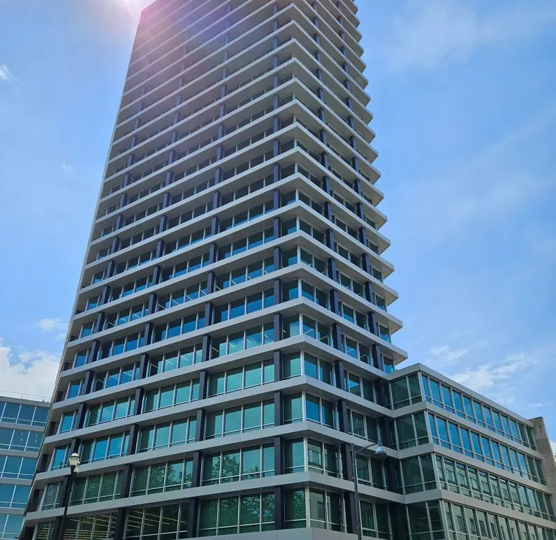 Façade de l'immeuble de bureaux, vue en contre-plongée
