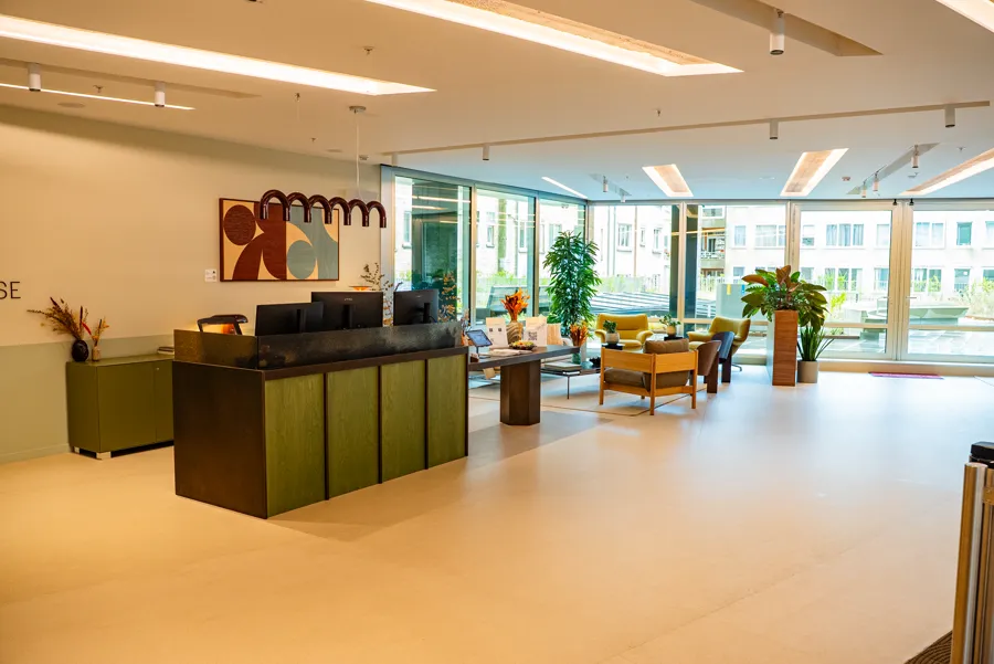 Accueil et espace d'attente des bureaux, baies vitrées et plantes